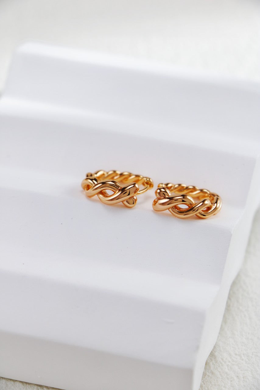 Minimalist Twisted Hoop Earrings-1